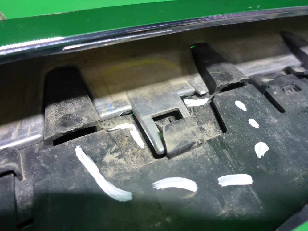 Решетка радиатора левая