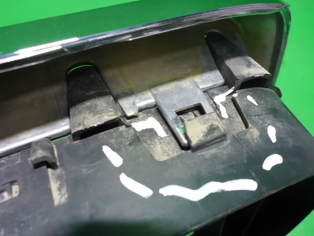 Решетка радиатора левая