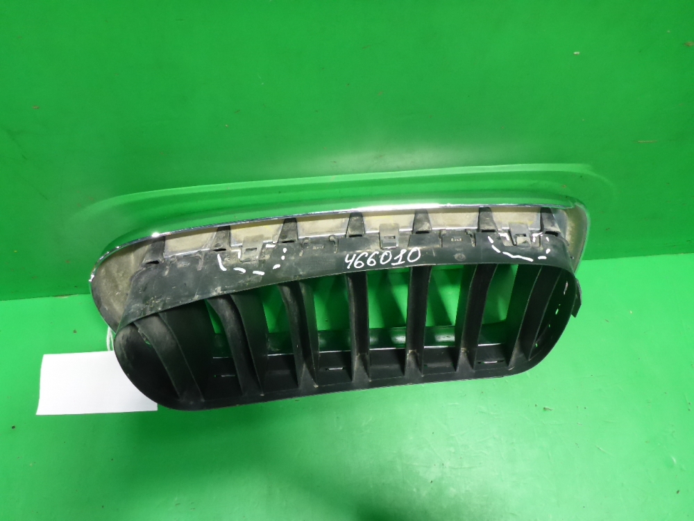 Решетка радиатора левая