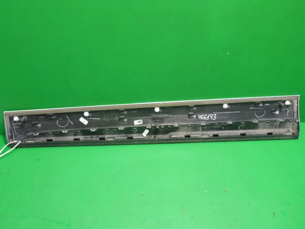 Накладка двери передней правой