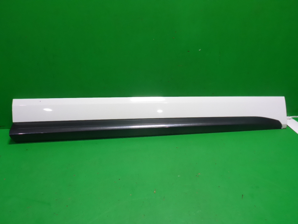 Накладка двери передней правой