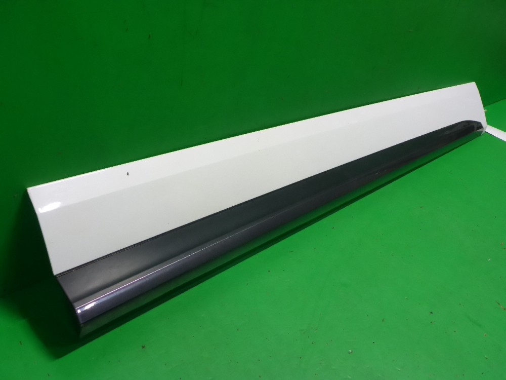 Накладка двери передней правой