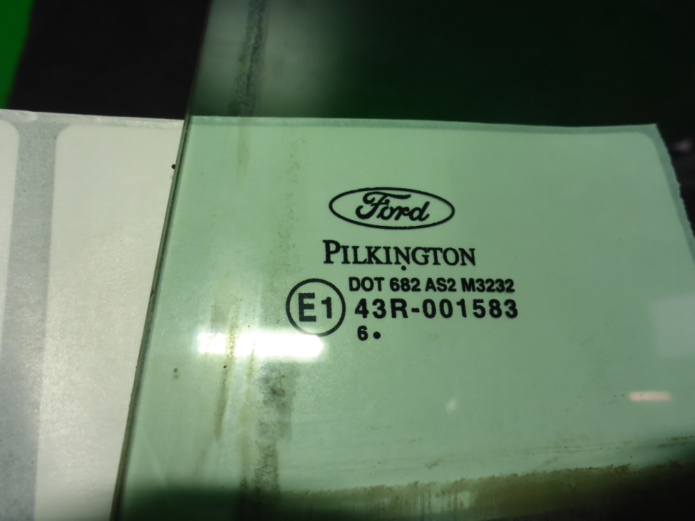 Стекло двери задней левой