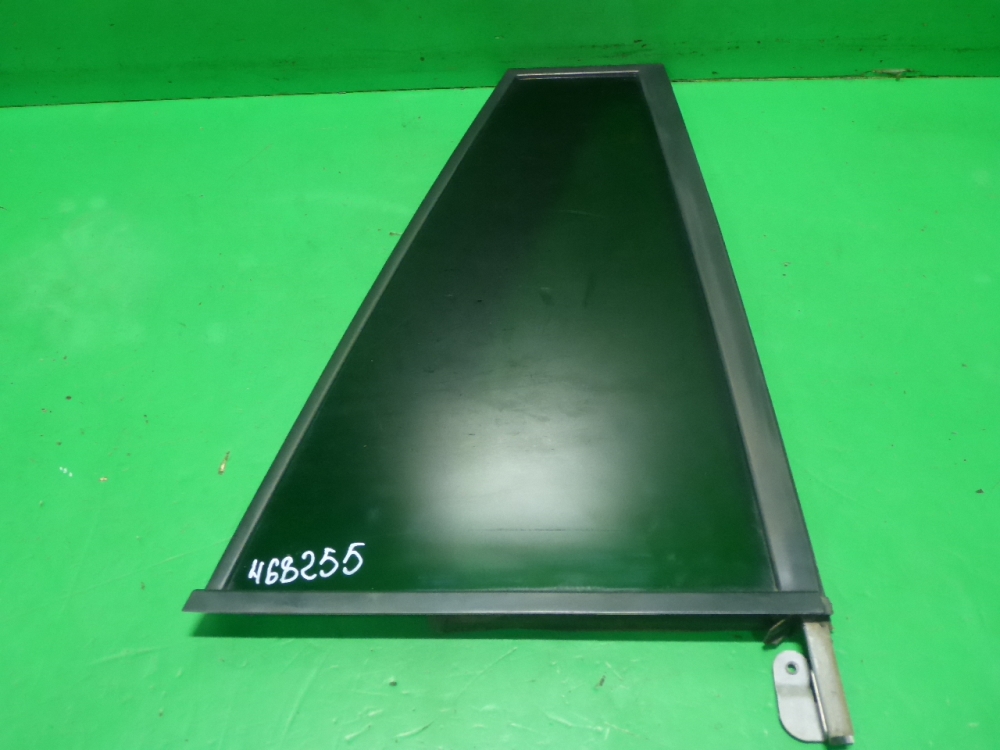 Стекло двери задней правой (форточка)