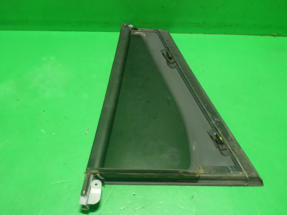 Стекло двери задней правой (форточка)