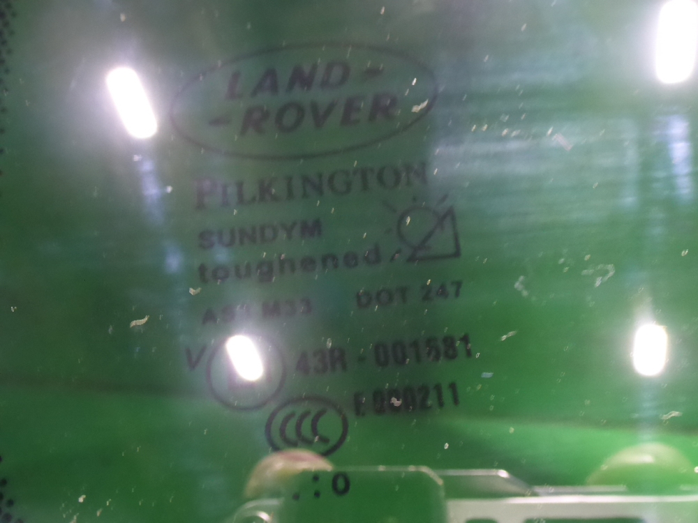 Стекло двери задней правой (форточка)