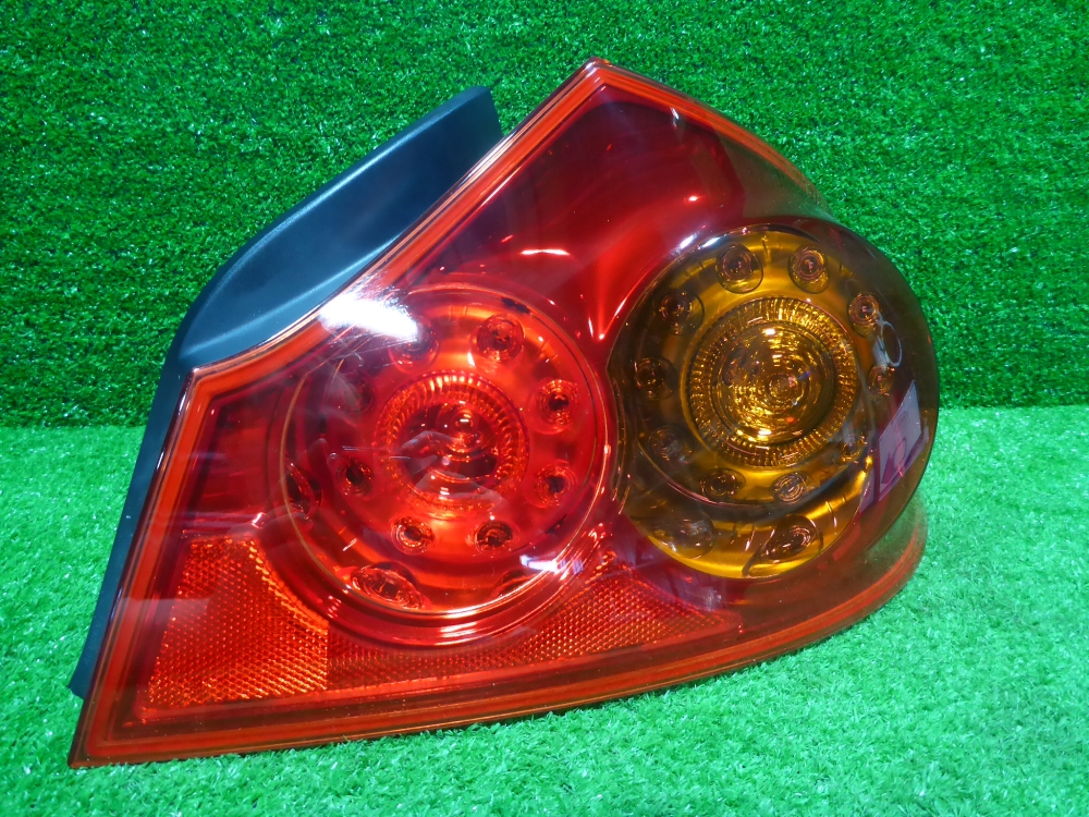 Фонарь задний наружный правый