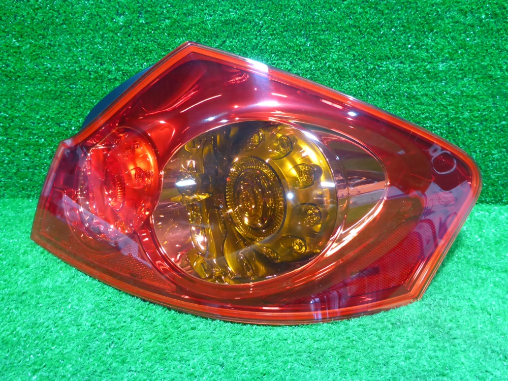 Фонарь задний наружный правый