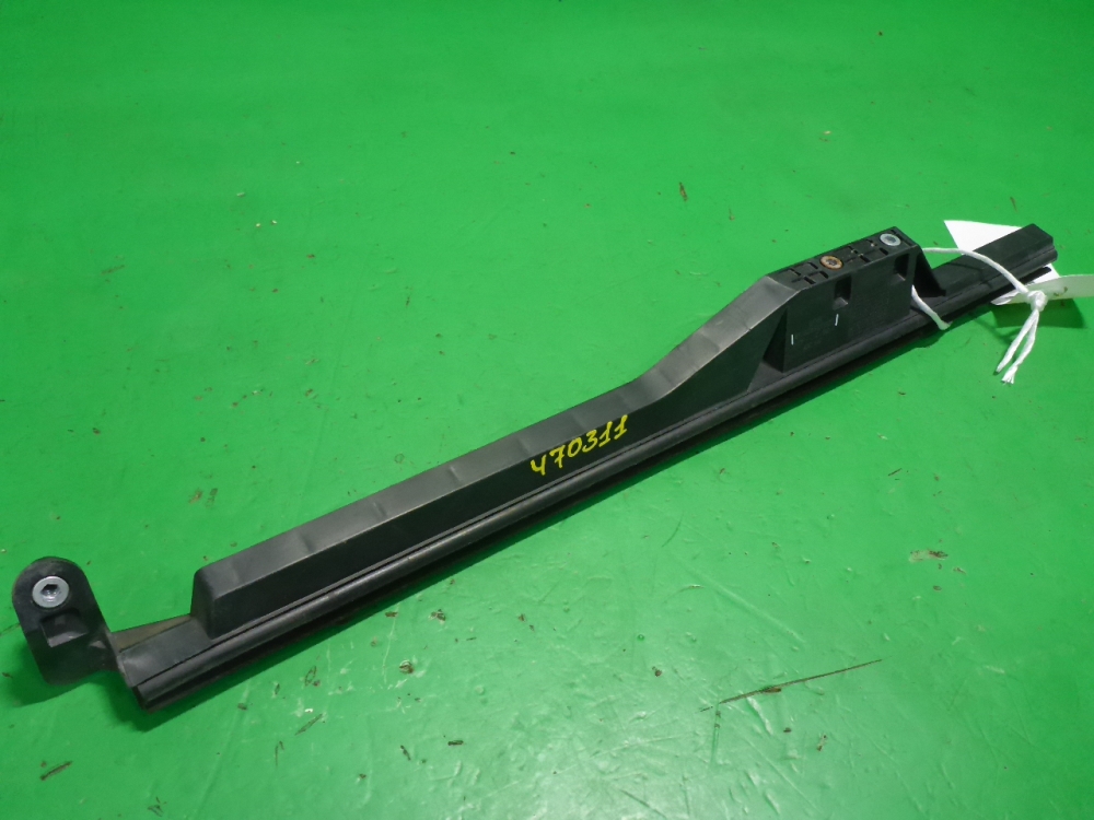 Направляющая стекла двери