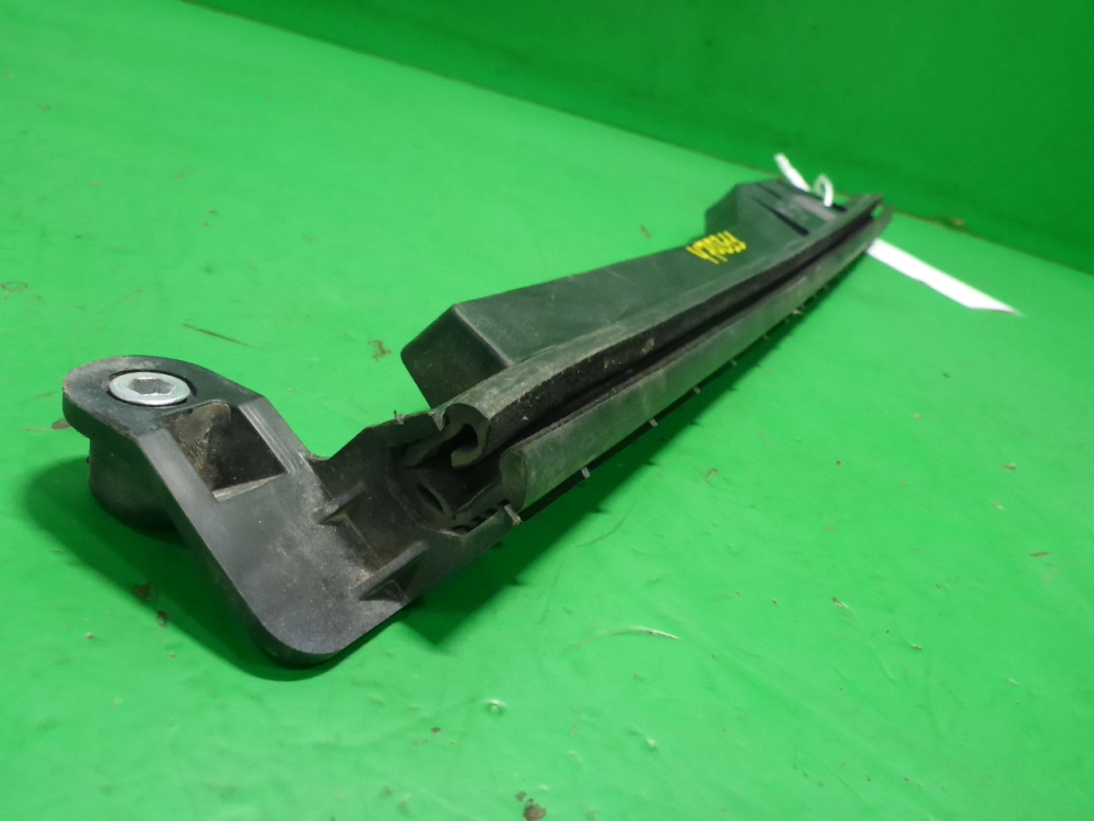 Направляющая стекла двери