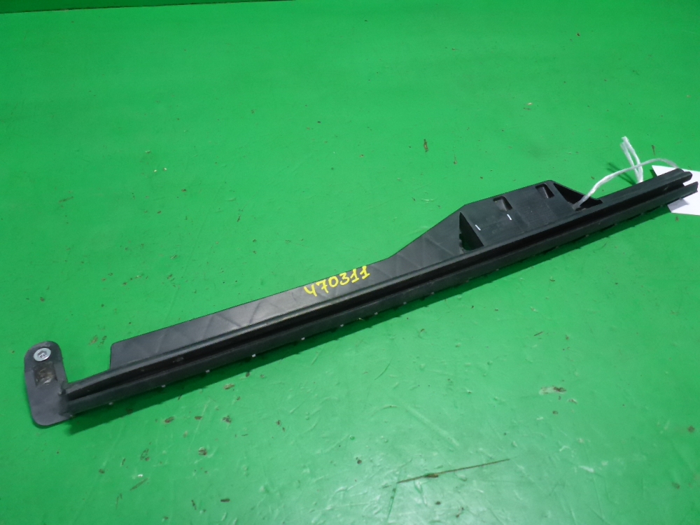 Направляющая стекла двери