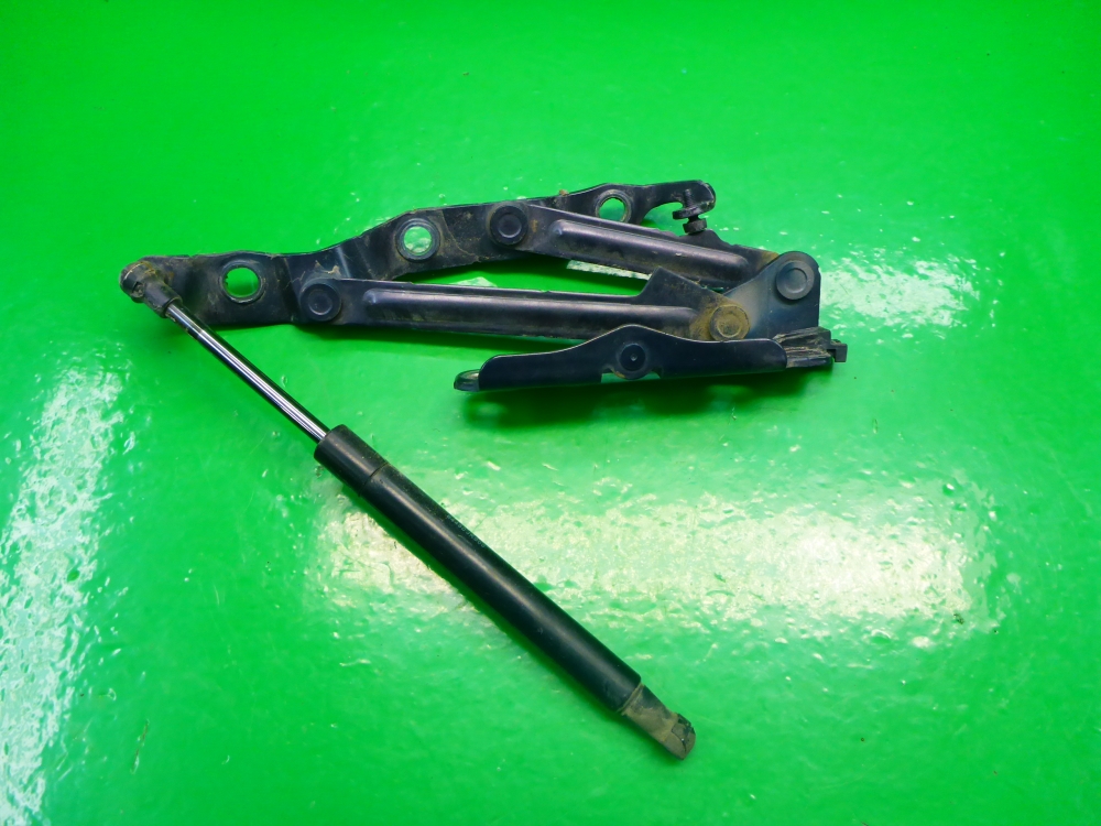 Петля крышки багажника