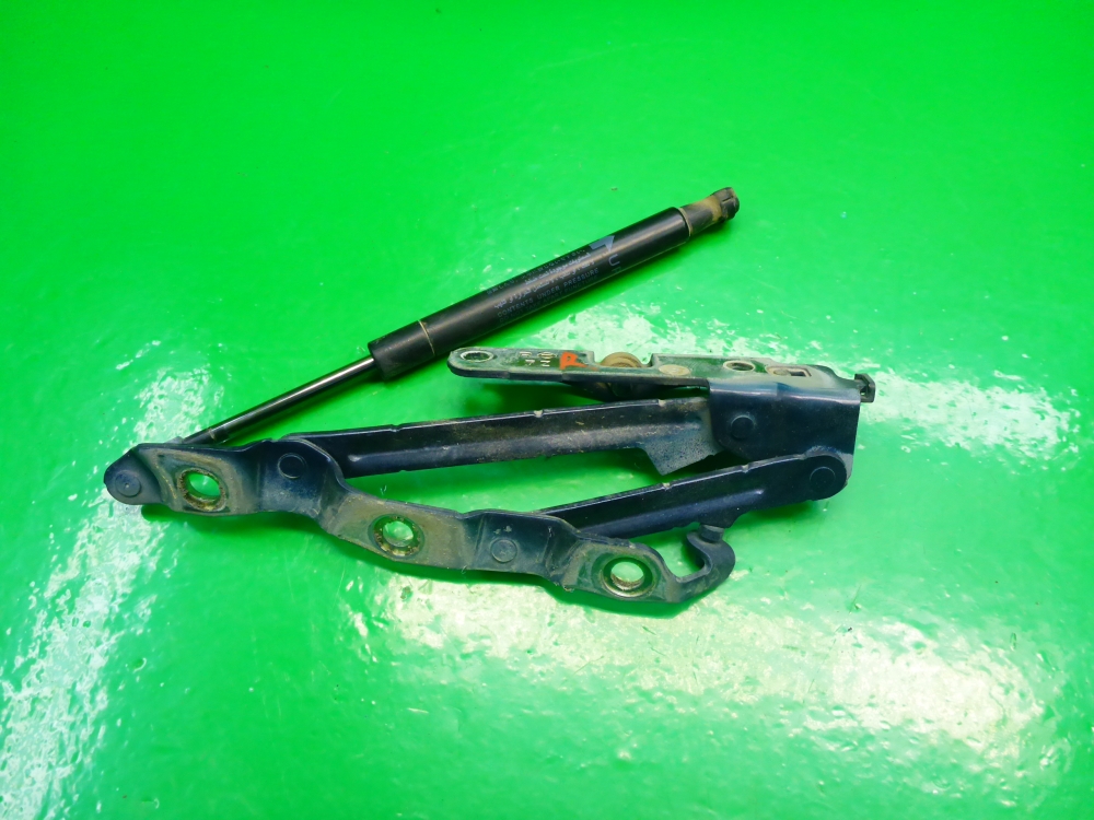 Петля крышки багажника