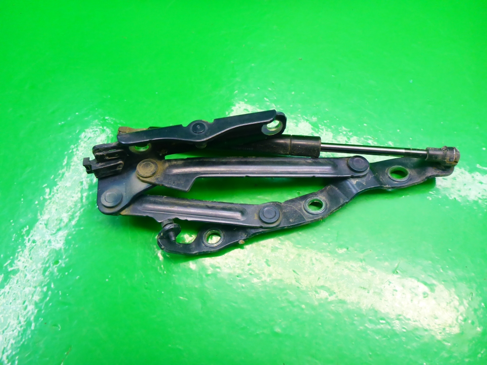 Петля крышки багажника