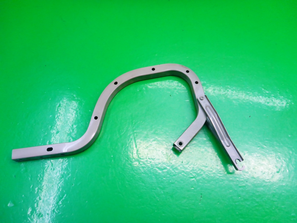 Петля крышки багажника