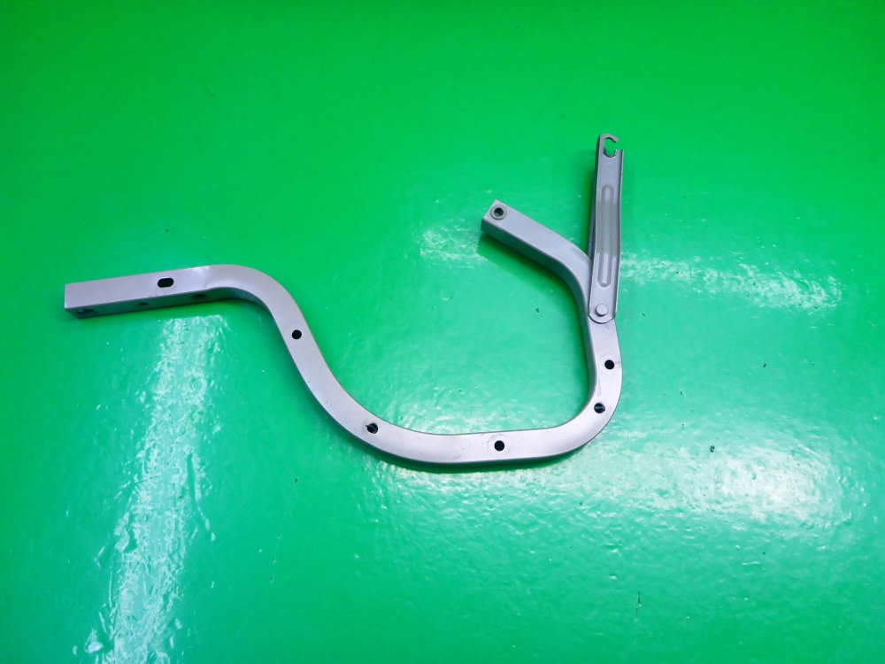 Петля крышки багажника