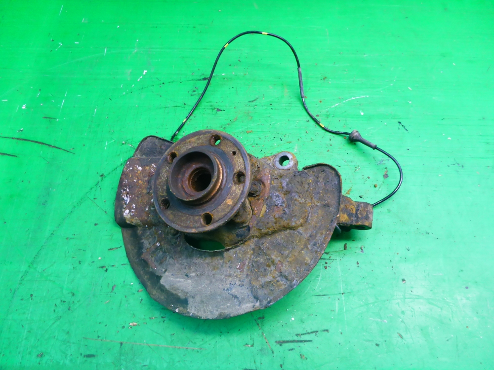 Кулак поворотный передний левый