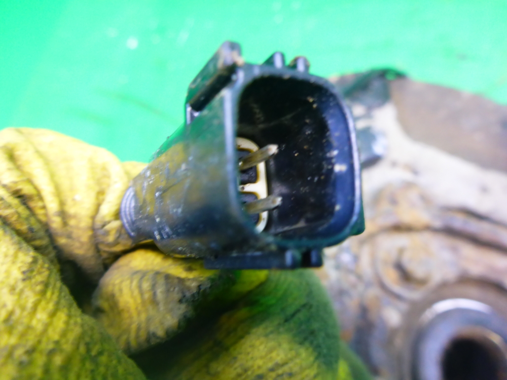 Кулак поворотный передний левый