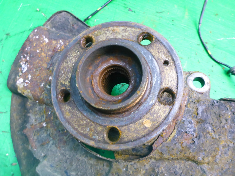 Кулак поворотный передний левый