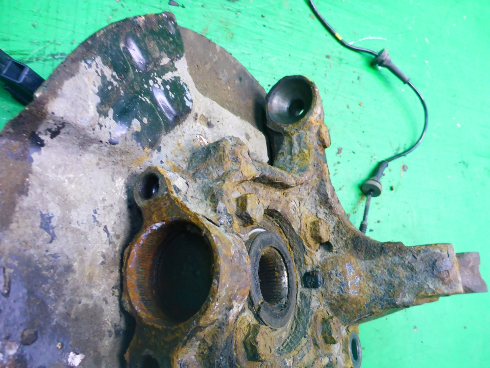 Кулак поворотный передний левый