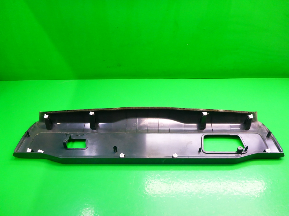 Обшивка двери багажника