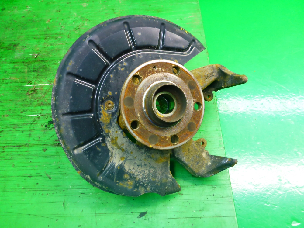 Кулак поворотный передний правый