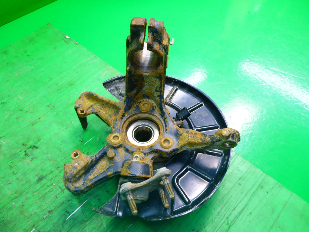 Кулак поворотный передний правый