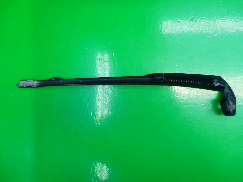 Поводок стеклоочистителя передний правый