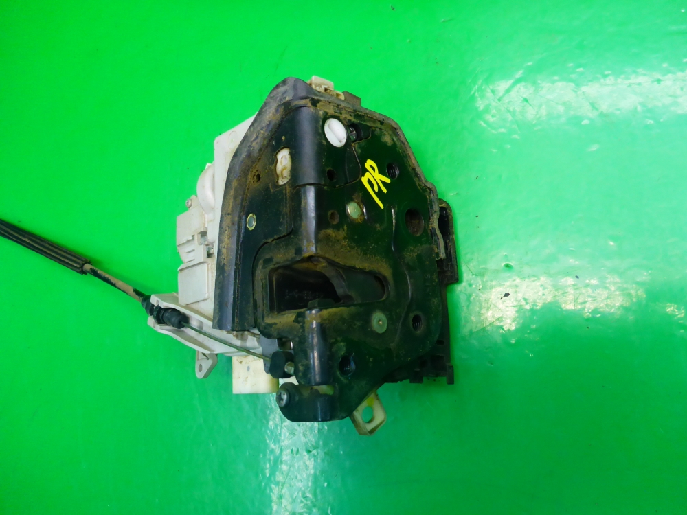 Замок двери передней правой