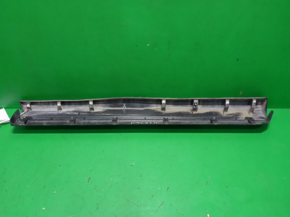 Накладка двери передней правой