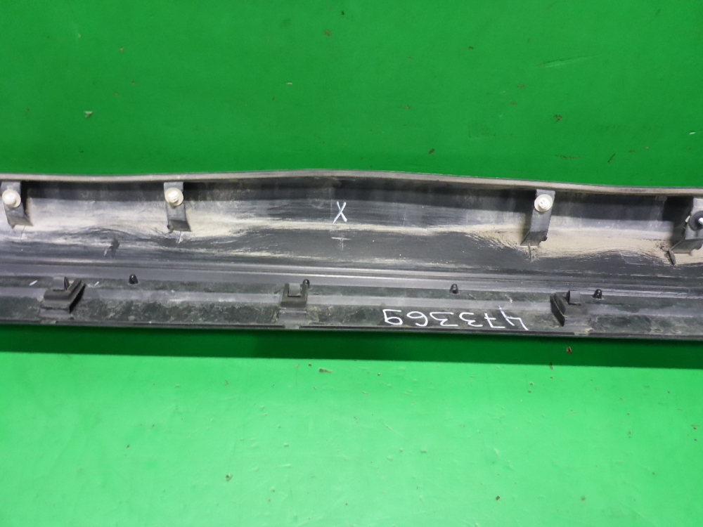 Накладка двери передней правой