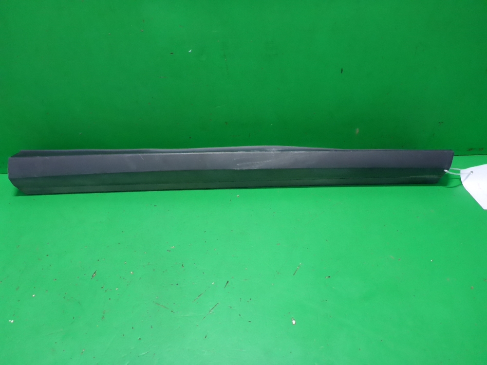 Накладка двери передней правой