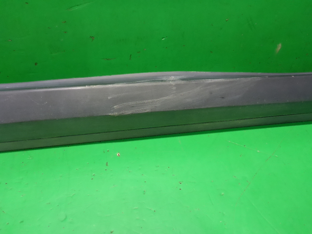 Накладка двери передней правой