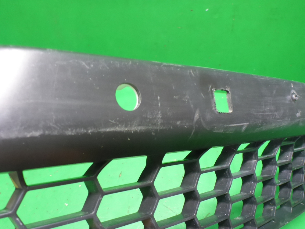 Решетка в бампер центральная