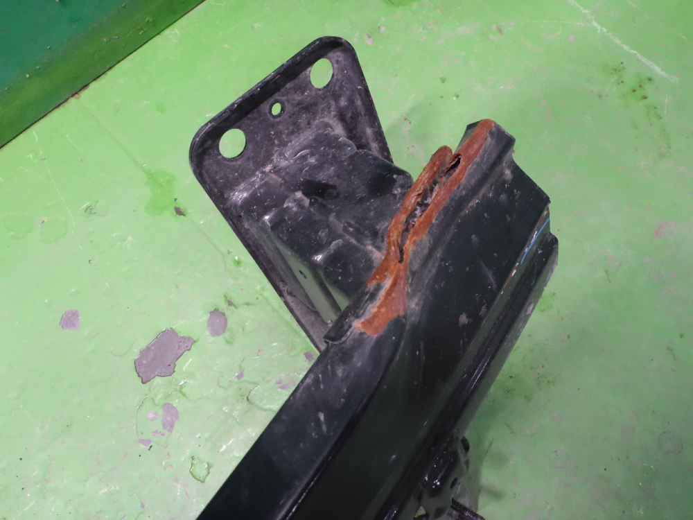 Усилитель переднего бампера