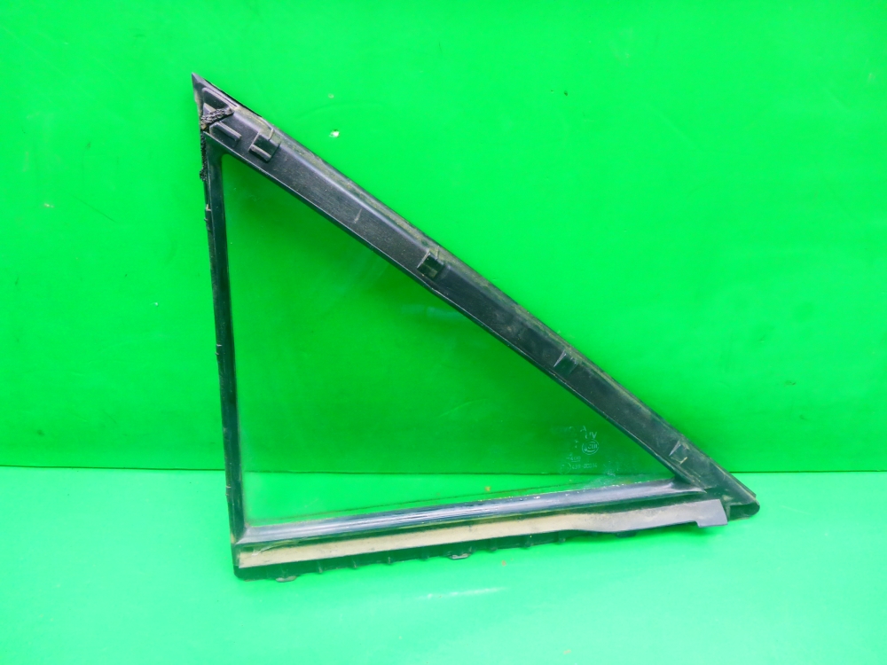 Стекло двери задней правой (форточка)