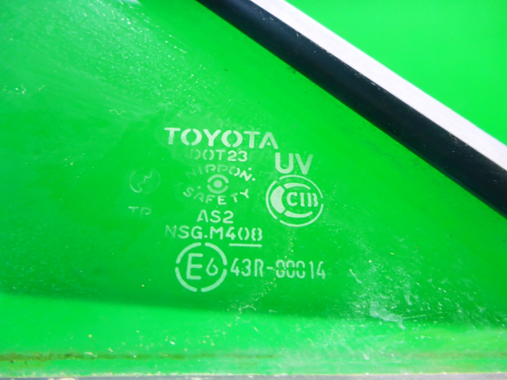 Стекло двери задней правой (форточка)