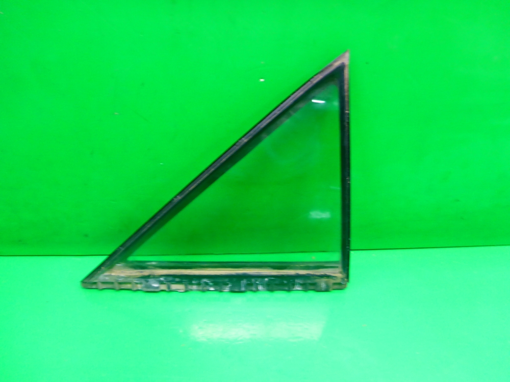 Стекло двери задней правой (форточка)