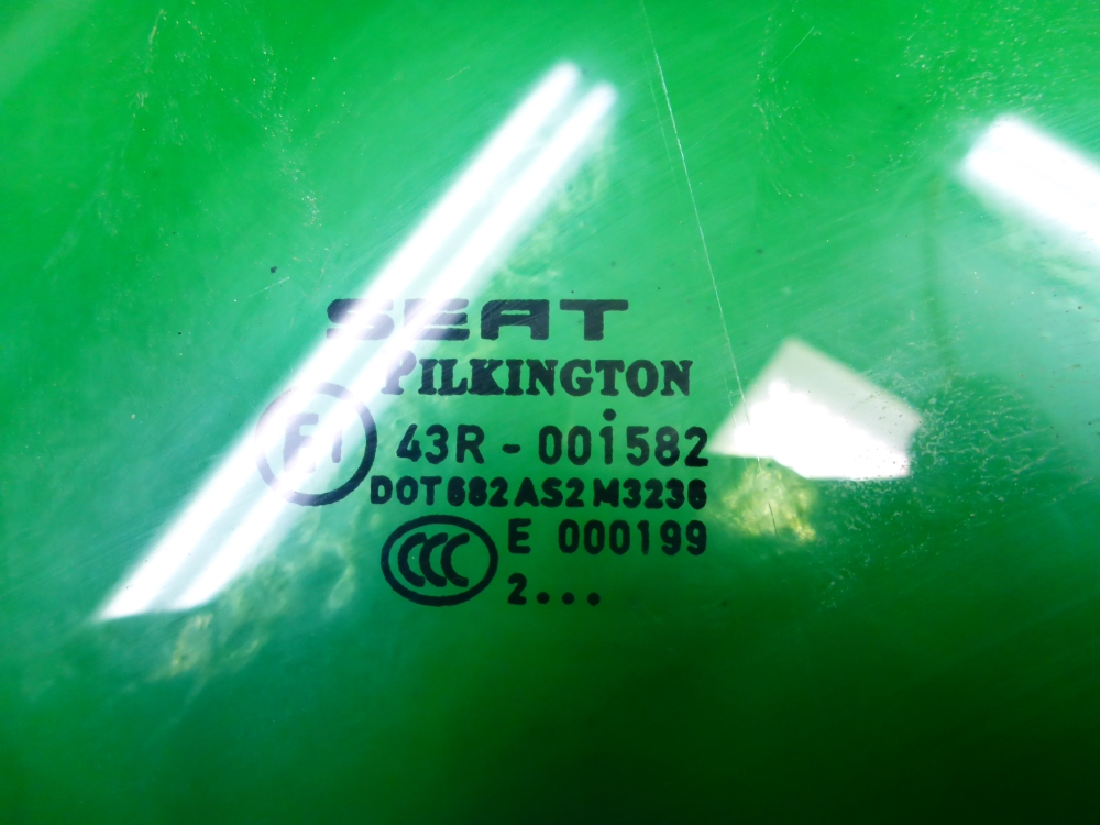 Стекло двери передней правой