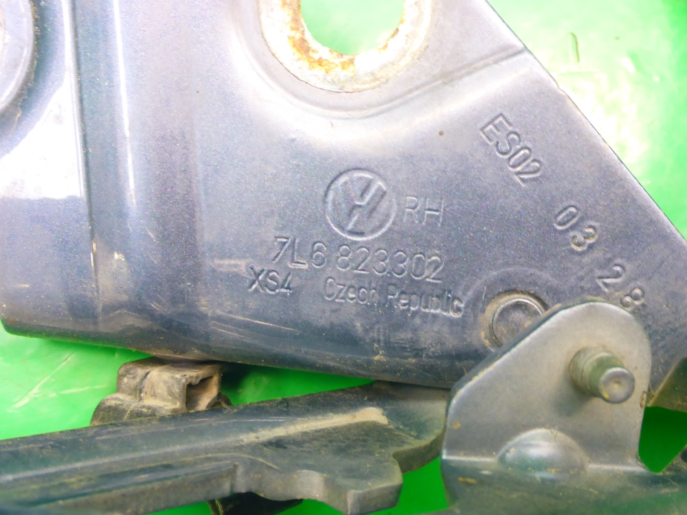 Петля капота правая