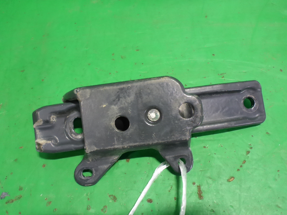 Петля решетки радиатора