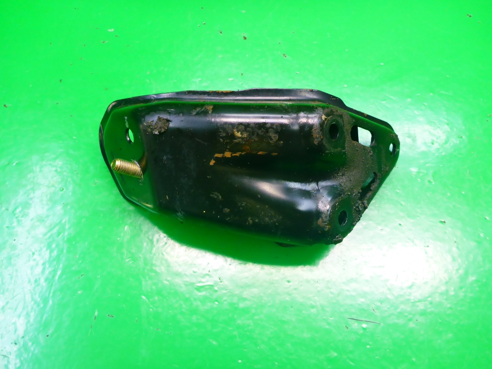 Кронштейн КПП левый