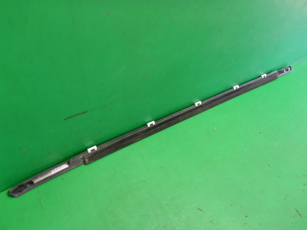 Накладка стекла заднего правого