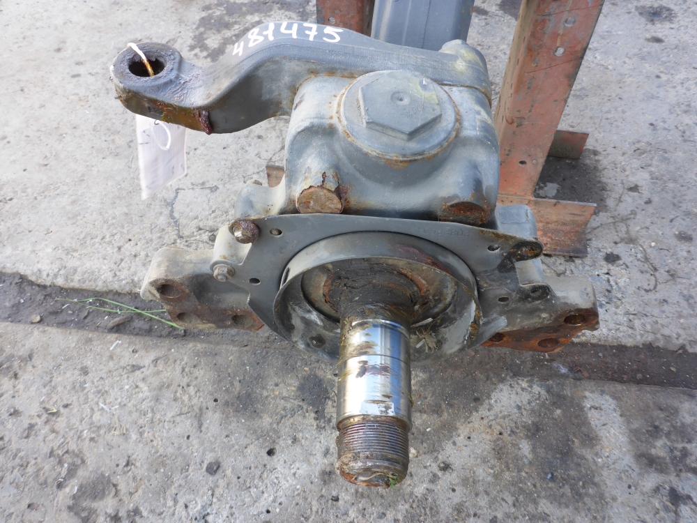 Кулак поворотный передний левый