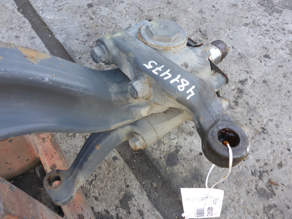 Кулак поворотный передний левый