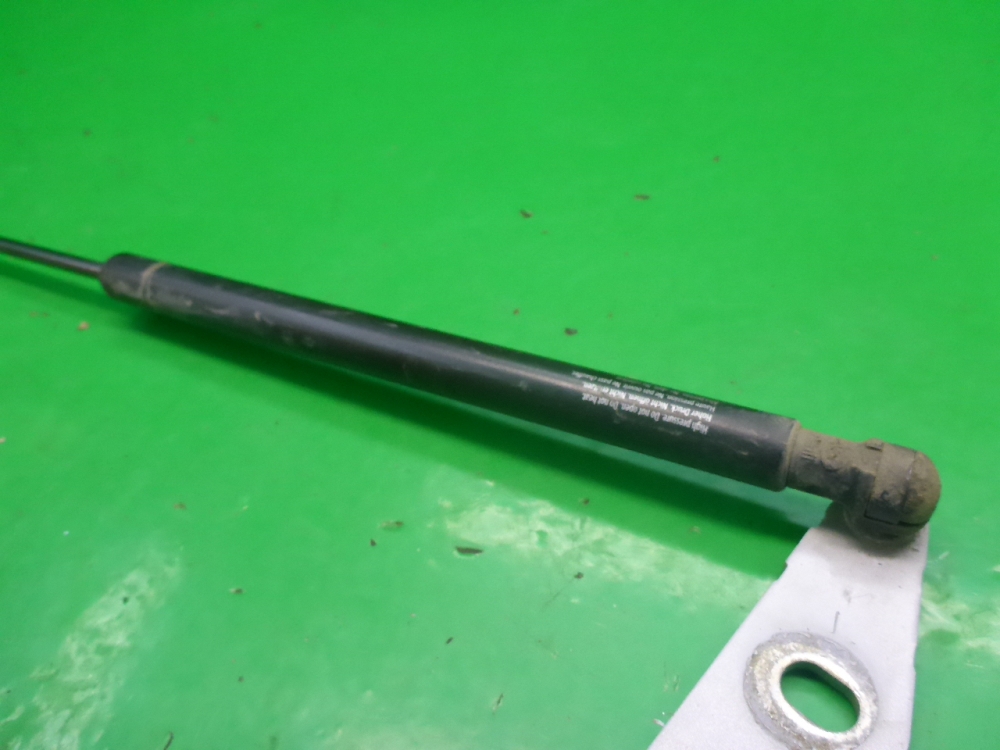 Петля капота правая