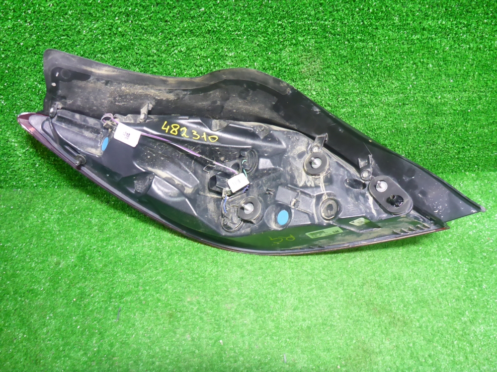 Фонарь задний наружный правый