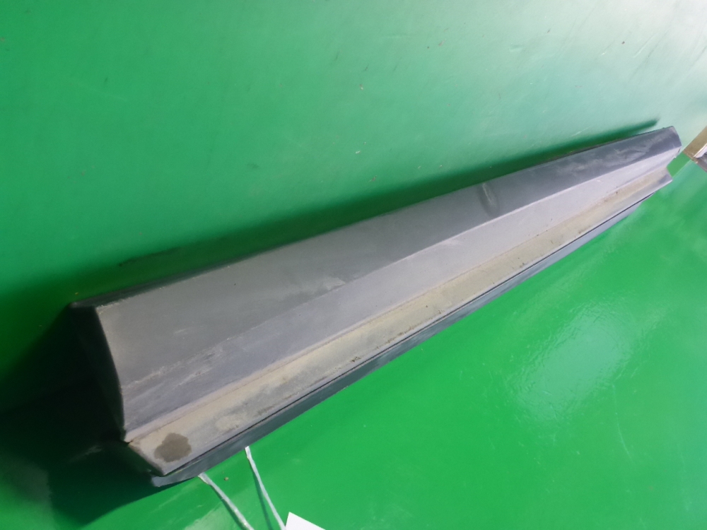 Накладка двери передней правой