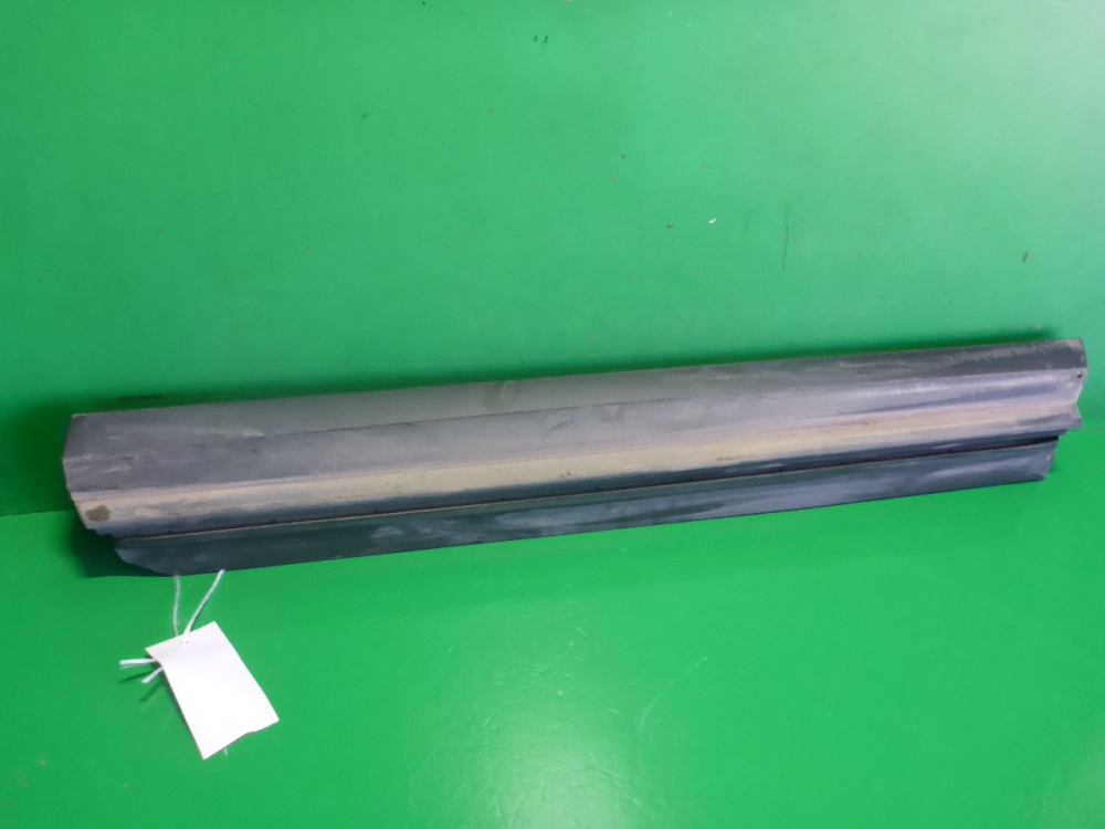 Накладка двери передней правой