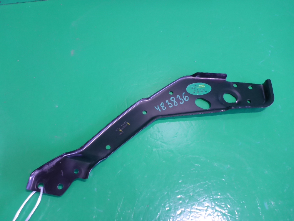 Кронштейн фар левый